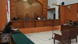 Tim kuasa hukum inovator mobil listrik Dasep Ahmadi membacakan pengajuan praperadilan melawan Kejaksaan Agung di PN Jakarta Selatan, Senin (26/10/2015). Sidang akan dilanjutkan Selasa (27/10) untuk mendengarkan tanggapan. (Liputan6.com/Helmi Fithriansyah)