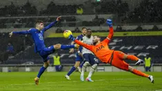 Pemain Chelsea Christian Pulisic (kiri) yang mencoba untuk mencetak gol berhadapan dengan kiper Tottenham Hotspur Hugo Lloris pada pertandingan Liga Inggris di Stadion Tottenham Hotspur, London, Inggris, Kamis (4/2/2021). Chelsea menang 1-0. (Kirsty Wigglesworth/Pool via AP)