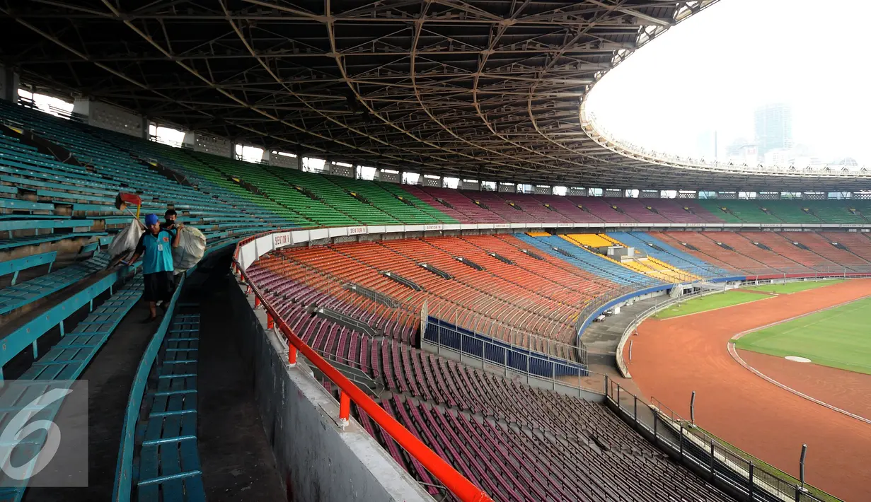 Pekerja membawa karung usai membersihkan tribun atas Stadion Gelora Bung Karno, Jakarta, Rabu (18/5/2016). Rencananya, Stadion GBK akan mulai direnovasi pada Juni mendatang terkaitpersiapan pelaksanaan Asian Games 2018. (Liputan6.com/Helmi Fithriansyah)