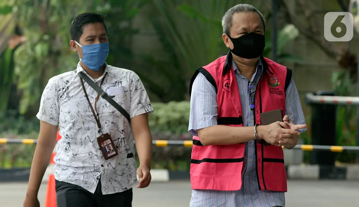 Mantan Direktur Utama PT Danareksa Sekurita, Marciano Herdondrie Herman (kanan) berjalan masuk akan menjalani pemeriksaan tim penyidik Kejaksaan Agung di Gedung KPK, Jakarta, Jumat (19/06/2020).  (merdeka.com/Dwi Narwoko)