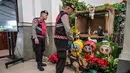 Sterilisasi area juga dilakukan oleh Unit K9 Ditsamapta Polda Jawa Timur yang melibatkan anjing pelacak dengan kemampuan mendeteksi bahan peledak. Tampak dalam foto, anjing pelacak dari Unit K9 Ditsamapta Polda Jawa Timur saat melakukan pemeriksaan di Gereja Katedral Hati Kudus Yesus, yang dikenal secara lokal sebagai gereja "Hati Kudus Yesus", Surabaya, Jawa Timur pada Rabu 24 Desember 2025. (JUNI KRISWANTO/AFP)