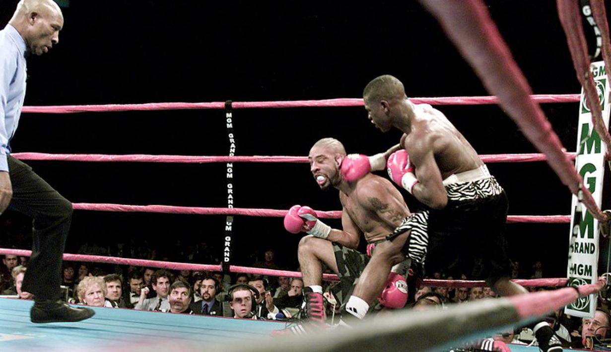 Floyd Mayweather mempertahankan gelar juara dunia Kelas Bulu Super WBC dengan mengalahkan Diego Corrales. 20 Januari 2001. (AFP)