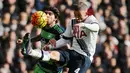 2. Bek Tottenham, Toby Alderweireld, berebut bola dengan striker Swansea, Alberto Paloshi pada laga Liga Premier Inggris di Stadion White Hart Lane, Minggu (28/2/2016). Tottenham berhasil menaklukan Swansea 2-1. (Reuters/Russell Cheyne)