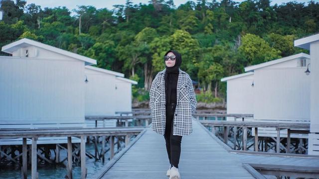 Potret Liburan Selfi LIDA di Pulau Derawan, Nikmati Pemandangan Indah. (Sumber: Instagram/lida_selfi07)