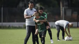 Pemain Timnas Indonesia, Riko Simanjuntak, menggendong Evan Dimas saat latihan di Lapangan ABC Senayan, Jakarta, Selasa (20/11). Latihan ini persiapan jelang laga Piala AFF 2018 melawan Filipina. (Bola.com/Vitalis Yogi Trisna)