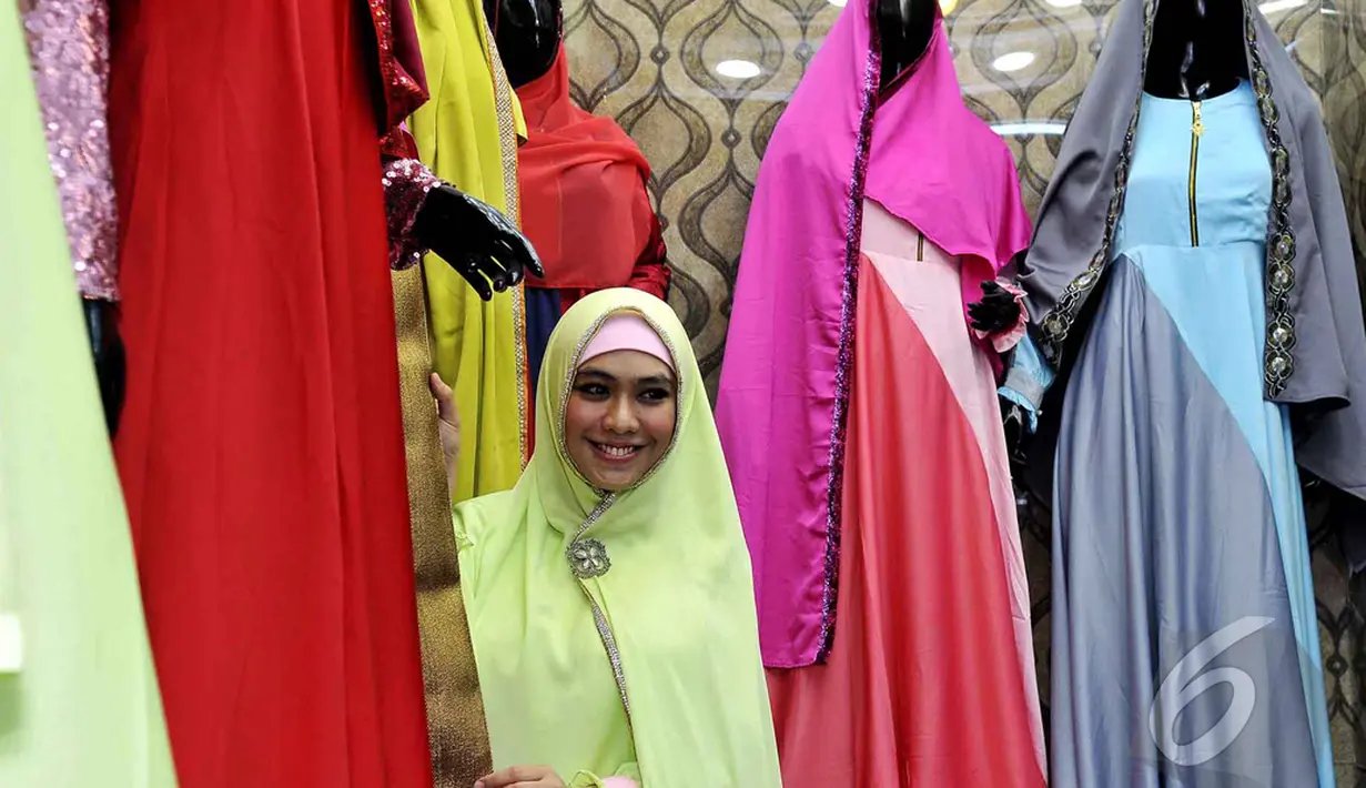 Meski mengaku baru belajar bisnis, Oki mengaku ingin mengajak para perempuan muslim untuk berbusana syar'i yang bagus dan elegan, Jakarta, Selasa (13/1/2015). (Liputan6.com/Faisal R Syam)