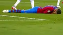Pemain Barcelona Gerard Pique berbaring di lapangan saat melawan Real Madrid pada pertandingan La Liga Spanyol di Stadion Camp Nou, Barcelona, Spanyol, Minggu (24/10/2021). Real Madrid menang 2-1. (AP Photo/Joan Monfort)