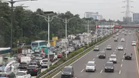 Kondisi kepadatan di Tol Jagorawi, Jakarta, Selasa (29/11). Untuk mengurangi kepadatan, PT Jasa Marga (Persero) Tbk akan memberlakukan sistem transaksi terbuka di Jalan Tol Jagorawi mulai Juni 2017 mendatang. (Liputan6.com/Immanuel Antonius)