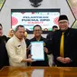 Ketua DPP Pukma Jabar, Kiki Gumelar bersama Staf Ahli Bupati Bidang Kemasyarakatan dan SDM Pemda Garut, Totong di sela-sela pelantikan pengurus DPD Pukma Garut. (Liputan6.com/ Jayadi Supriadin)