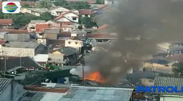 Api dengan cepat menjalar sejumlah rumah yang diduga akibat kompor yang menyala.