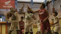 Pebasket putri Flying Wheel Makasar, Firza Rozaku, berusaha memasukan bola saat melawan Merah Putih Predator pada turnamen Honda Merpati Bali Basketball Challenge 2017 di Denpasar, Bali, Jumat (3/2/2017). (Bola.com/Muhammad Wirawan)