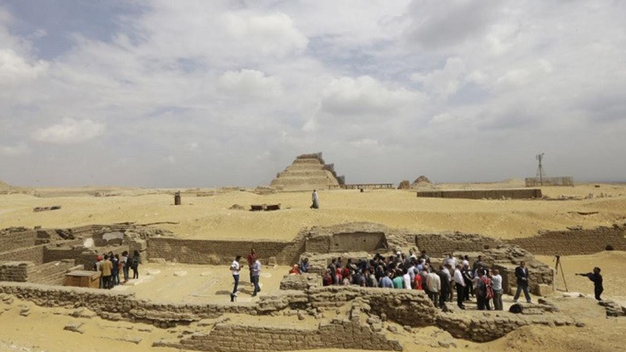 Para arkeolog dan wartawan berkumpul di sebuah lokasi bersejarah di selatan Kairo, Mesir (AP)
