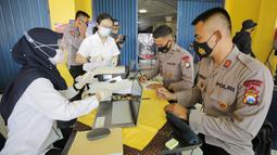 Urutan tes dilakukan secara acak mulai pukul 10.00. Panpel, keamanan, hingga media. Siapa yang datang lebih awal langsung dihadapkan ke meja registrasi dan menjalani swab antigen. (Bola.com/Arief Bagus Prasetiyo)