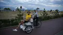 Seorang suporter Swedia rileks menaiki kendaraan umum di sekitar Pantai Sochi, Jumat (22/6/2018). Para suporter bersiap untuk menyaksikan laga Piala Dunia 2018 antara Swedia melawan Jerman. (AFP/Rebecca Blackwell)