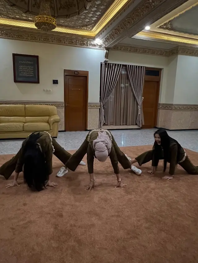 6 Potret Tiara Andini Bareng Ibu dan Adik di Momen Lebaran, Gaya Selalu Kocak