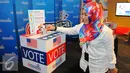 Pengunjung memasukan selembaran voting saat mengikuti simulasi pemilihan Presiden Amerika Serikat di @america di Jakarta, Rabu (9/11). (Liputan6.com/Angga Yuniar)