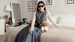 Gaya penampilan Patricia Deviana dengan simple dress monokrom bermotif garis ini juga tak lepas dari sorotan. Ia bahkan terlihat menambahkan kacamata serta clutch berwarna hitam untuk detail penampilan. (Liputan6.com/IG/@pattdevdex)