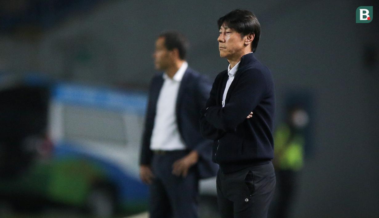 Outfit seperti ini jarang digunakan STY dalam menjalani sebuah pertandingan. Biasanya Shin tae-yong memilih berbusana yang praktis seperti poloshirt dengan logo Timnas Indonesia dan celana olahraga. (Bola.com/Bagaskara Lazuardi)