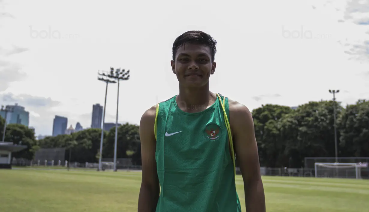 Bek Timnas Indonesia, Rachmat Irianto, usai mengikuti latihan di Lapangan ABC Senayan, Jakarta, Selasa (16/1/2018). Pemusatan latihan ini dilakukan jelang Asian Games 2018. (Bola.com/Vitalis Yogi Trisna)
