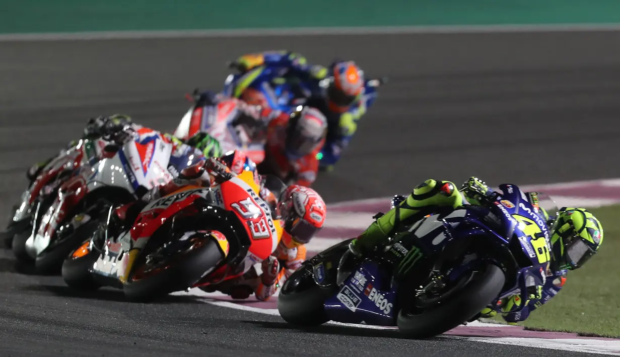 Pebalap Movistar Yamaha, Valentino Rossi memacu motornya pada MotoGP Qatar di Sirkuit Losail, Doha, Minggu (18/3/2018). Dirinya finish ketiga terpaut 0,797 detik dari Andrea Dovizioso dengan catatan waktu 42 menit 34,654 detik. (AFP/Karim Jaafar)