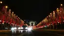 Champs-Elysees Avenue dan Arc de Triomphe tampak terang usai lampu Natal dinyalakan di Paris, Prancis, pada 22 November 2020. Upacara penyalaan lampu digelar pada Minggu (22/11), tetapi penonton tidak diizinkan datang ke lokasi lantaran diberlakukannya kebijakan lockdown COVID-19. (Xinhua/Gao Jing)