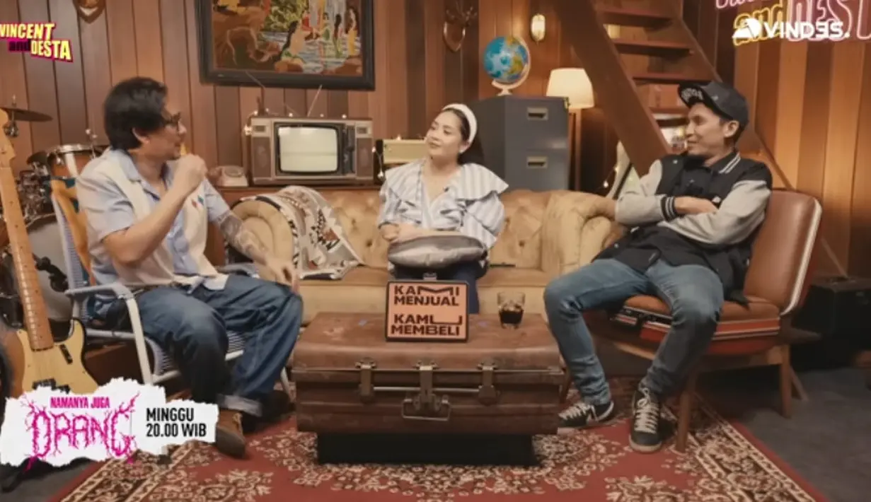 Nagita Slavina mengaku suka siaran. Bahkan, ia mengaku sejak sekolah dasar suka mendengarkan radio. Desta pun menyambut baik dan merasa enak kerja bareng Nagita. "Langsung enak siaran sama dia (Nagita). Ngobrol sama Gigi tuh emang enak," kata Desta. [Youtube/VINDES]