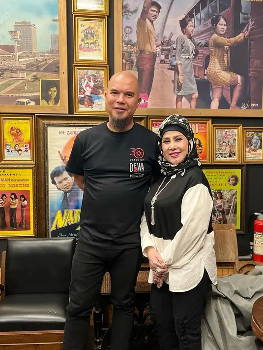 <p>"Masya Allah umi udah cantik dari dulu," tulis cucusutiiarah5. "Masya Allah cantiknyaaaa umi Sehat2 umi &amp; pak haji,idolaku sedari keci ," tulis mmh_serly. "Bikin Pangling Bun," tulis @faiz97.id. [Instagram/elvy_sukaesih]</p>
