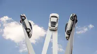 Monumen ini terdiri dari tiga pilar yang masing-masing menggantungkan Porsche 911 di ujungnya.