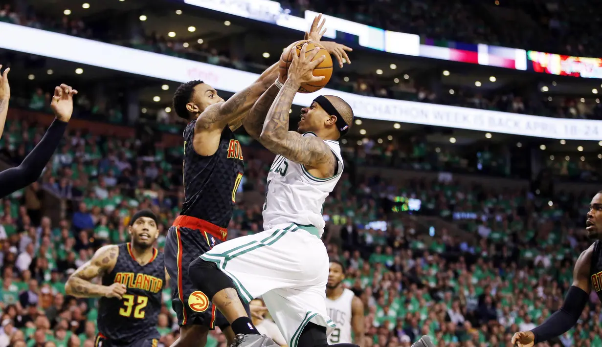 Pemain Boston Celtics, Isaiah Thomas (kanan), mencoba memasukkan bola saat dihadang pemain Atlanta Hawks, Jeff Teague (kiri), pada laga play off NBA di TD Garden, Sabtu (23/4/2016) WIB. (Reuters/David Butler II-USA TODAY Sports)