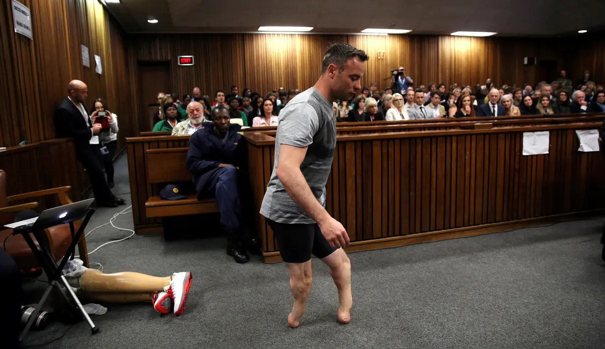 Peraih medali emas Paralympik Oscar Pistorius  berjalan tanpa kaki palsu saat mengikuti sidang dengan dengar pendapat atas kematian pacarnya Reeva Steenkana di Pretoria High Court, Afrika Selatan, (15/6/2016).  (REUTERS/Siphiwe Sibeko/Files )