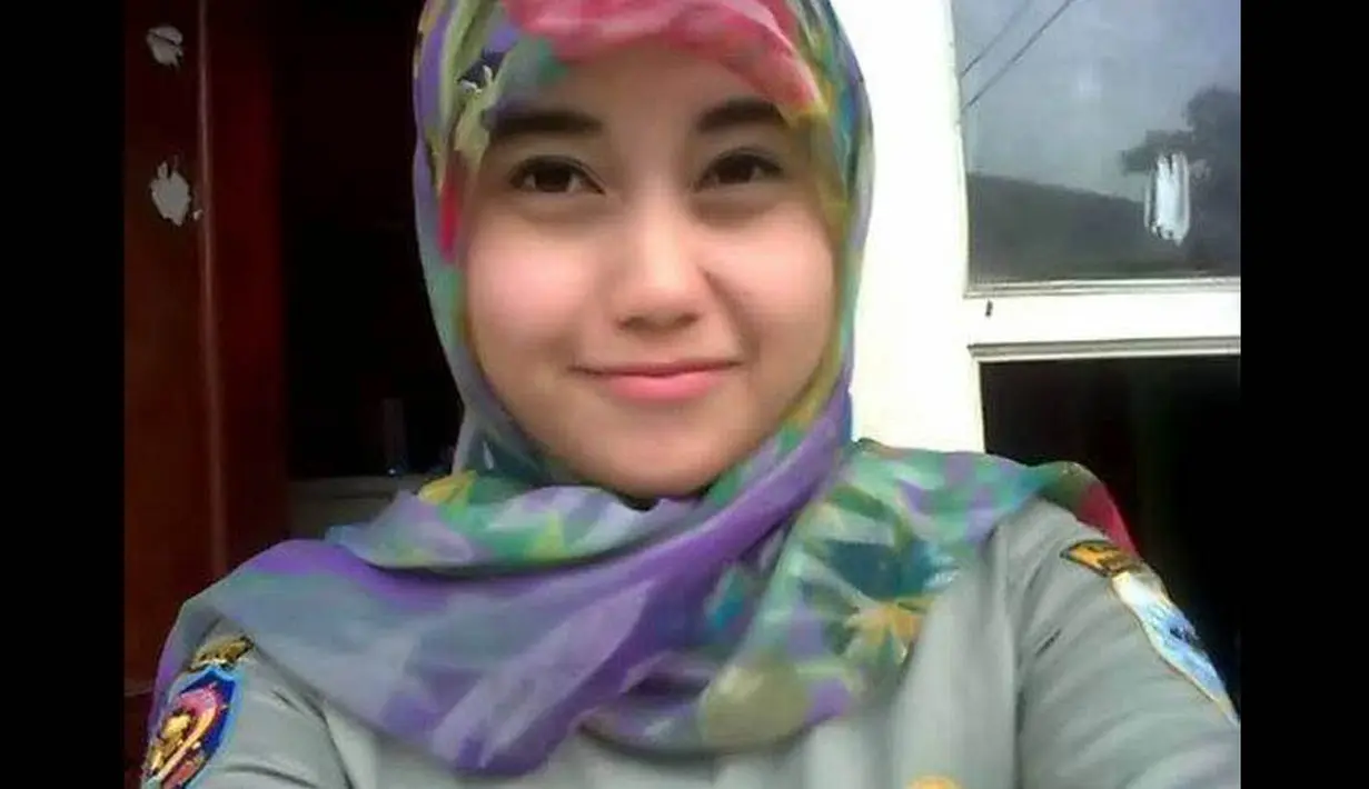 Pengguna media sosial kini ramai memperbincangkan Satuan Polisi Pamong Praja (Satpol PP) cantik bernama Nurul Habibah. (Facebook.com)