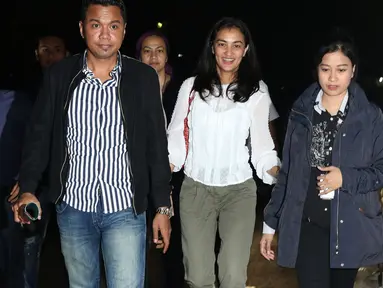 Artis yang juga anak Ratna Sarumpaet, Atiqah Hasiholan (tengah) berjalan menuju ruang Dirreskrimum Polda Metro Jaya, Selasa (23/10). Atiqah diperiksa sebagai saksi terkait berita hoaks penganiayaan Ratna Sarumpaet. (Liputan6.com/Helmi Fithriansyah)