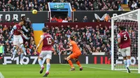 Pemain Arsenal, Eddie Nketiah (dua kiri) berebut bola diudara dengan pemain Aston Villa, Ezri Konsa pada pertandingan pekan ke-24 Premier League 2022/2023 yang berlangsung di Villa Park, Sabtu (18/2/2023).  (AFP/Geoff Caddick)