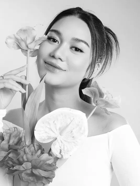Di pemotretan ini, Azizah Salsha dirias flawless, memperlihatkan kulitnya yang glowing dan cantik memukau, walau dirias minimalis. [Foto: Instagram/almanuraaa]
