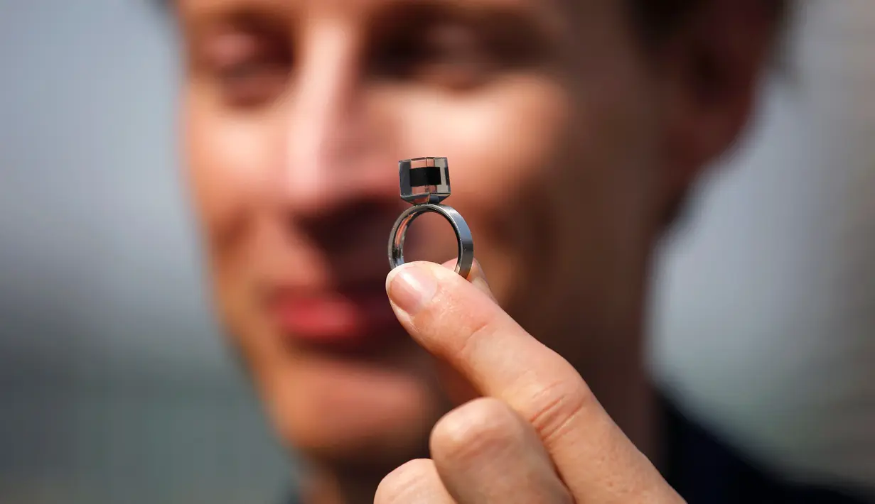 Daan Roosegaarde memperlihatkan The Smog Free Ring yang terbuat dari partikel asap, Beijing, Kamis (29/9). Roosegaarde merancang sebuah mesin yang mampu menghasilkan udara bersih lebih dari 30.000 meter kubik udara per jam. (REUTERS / Damir Sagolj)  
