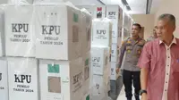 Kapolsek Payung Sekaki Pekanbaru mengecek logistik Pemilu yang tiba ke kantor kecamatan. (Liputan6.com/M Syukur)
