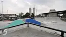 Pembangunan skate park di kawasan Kalijodo, Tambora, Jakarta Barat telah mencapai sekitar 90 persen, Selasa (6/12). Pembangunan skate park ini dianggap dan diharapkan sebagai tempat bermain skateboard dengan kualitas terbaik. (Liputan6.com/Yoppy Renato)