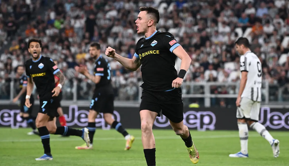Bek Lazio, Patric (tengah) berselebrasi usai mencetak gol ke gawang Juventus pada pertandingan lanjutan Liga Serie A Italia di “Stadion Allianz” di Turin, Selasa (17/5/2022). Dengan hasil imbang ini, Juventus berada di posisi ke empat klasemen dengan 70 poin dan Lazio berada peringkat lima dengan 63 poin. (AFP/MARCO BERTORELLO)
