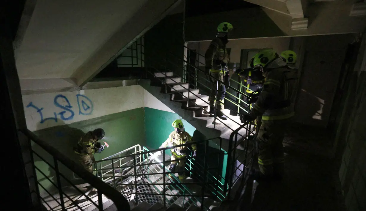 Tim penyelamat dari Layanan Darurat Negara Ukraina langsung dikerahkan untuk memeriksa gedung bertingkat yang rusak akibat ledakan serangan pesawat tak berawak di Kyiv, pada 30 Oktober 2024. (Anatolii STEPANOV/AFP)