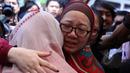 Utami--istri komedian Ferrasta Soebardi alias Pepeng--terlihat menangis saat beberapa keluarga memberinya pelukan di rumah duka di kawasan Cinere, Depok, Rabu (6/5/2015). Pepeng meninggal dunia di usia 60 tahun. (Liputan6.com/Helmi Afandi)
