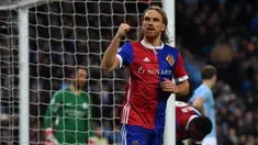 Bek FC Basel, Michael Lang, melakukan selebrasi usai mencetak gol ke gawang Manchester City pada laga Liga Champions di Stadion Etihad, Rabu (7/3/2018). Manchester City takluk 1-2 dari FC Basel. (AFP/Paul Ellis)