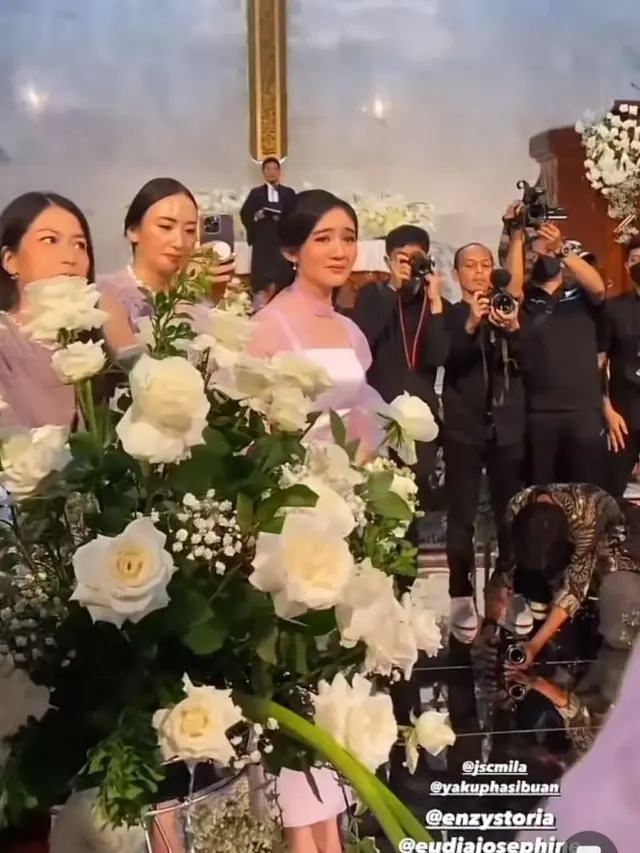 6 Potret Febby Rastanty Jadi Bridesmaid Jessica Mila, Sigap Bantu Angkat Gaun