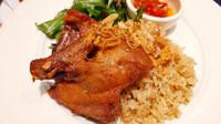 Menu bebek krispi dengan nasi bawang putih dari Paris Bagguette. (dok. Liputan6.com/Dinny Mutiah)