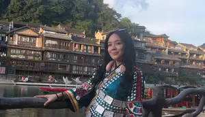 Dea Ananda Liburan ke China, Naik Eskalator ke Puncak Gunung Tianmen