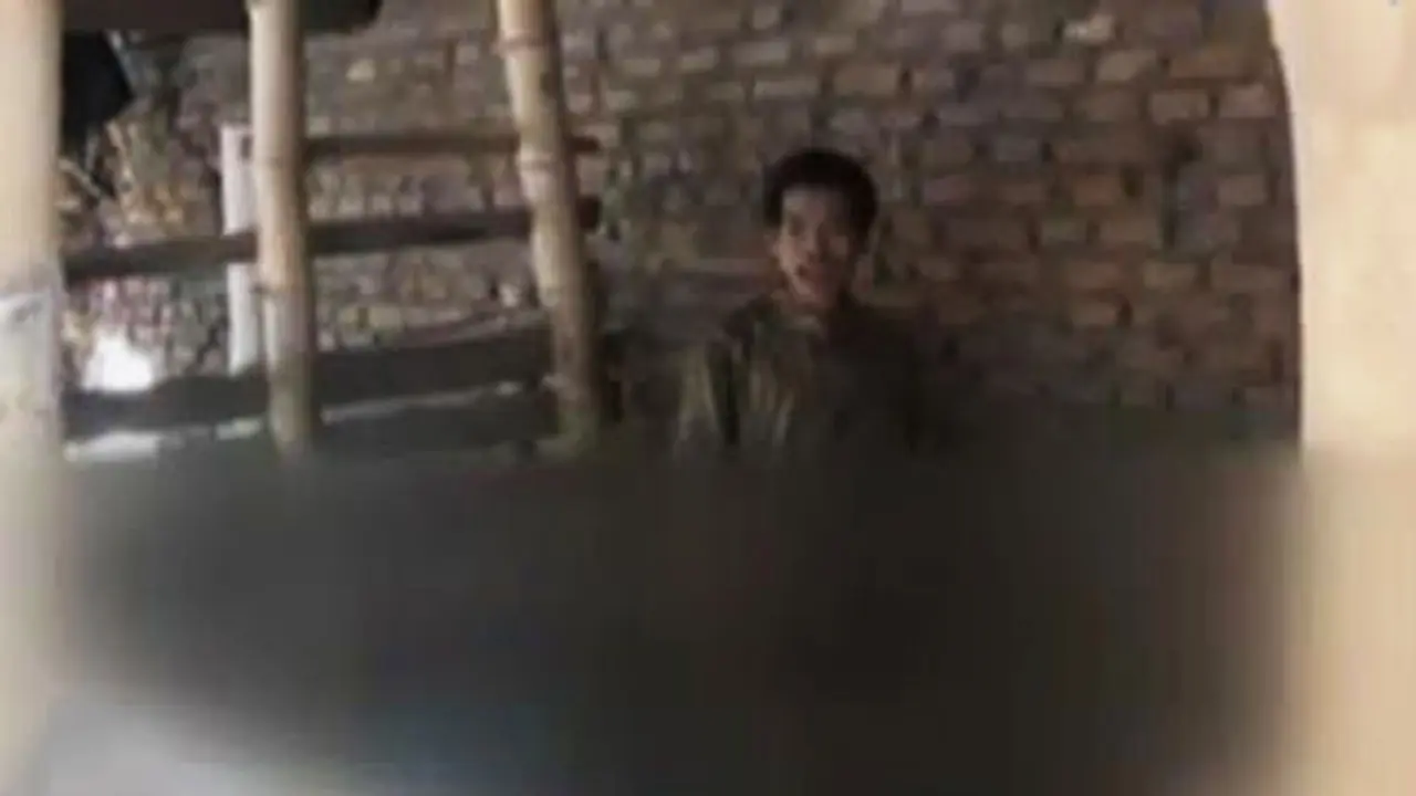 Kemiskinan Memaksa Ibu Ini Kurung Anaknya di Kandang