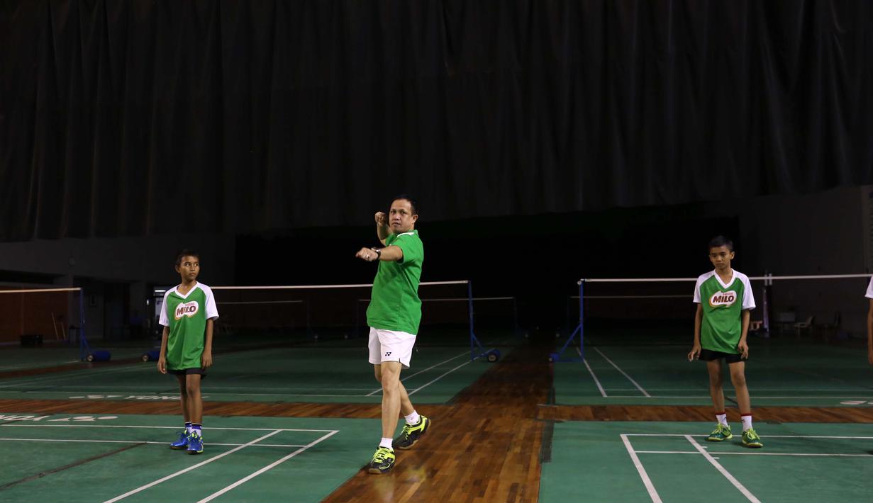 Siswa MILO School Competition 2015, mendapatkan pelatihan fisik dari juara ganda putra Olimpiade Atlanta 1996, Rexy Mainaky di Gedung Pelatnas PBSI, Cipayung, Rabu (25/11/2015). (Bola.com/Nicklas Hanoatubun)
