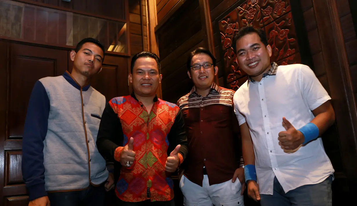 Personil Wali Ovie (drum), Apoy (gitar), Faank (vokal), dan Tomi (keyboard) usai mengisi acara di JIExpo Kemayoran, Jakarta Pusat, Rabu (13/7/2016). (Galih W. Satria/Bintang.com)