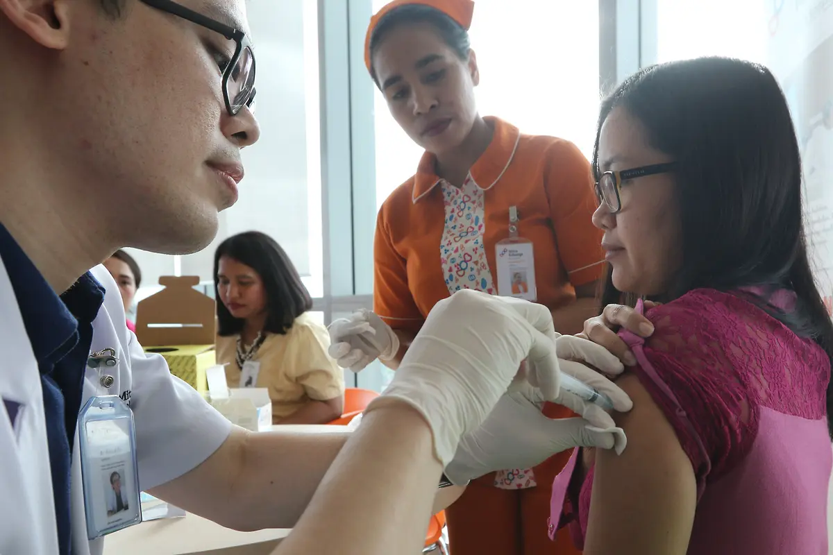 Karyawan Liputan6.com mengikuti vaksin Difteri massal