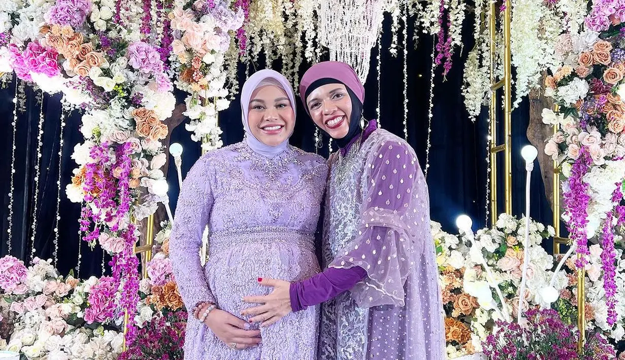 Setelah acara siraman, Aurel mengganti busananya dengan kebaya modern full payet nuansa lilac lansiran jenama Anggi Asmara. [Instagram/genifaruk]