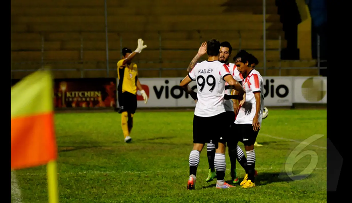 Penyerang Persija, Yevgeni Kabayev merayakan selebrasi usai mencetak gol saat laga di SCM Cup 2015, Stadion H Agus Salim, Padang, Rabu (19/1/2015). Persija Menang 4-0 atas Semen padang. (Liputan6.com/Johan Tallo)